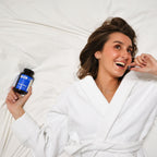 Vrouw op bed met GIMMY Deep Sleep gummies